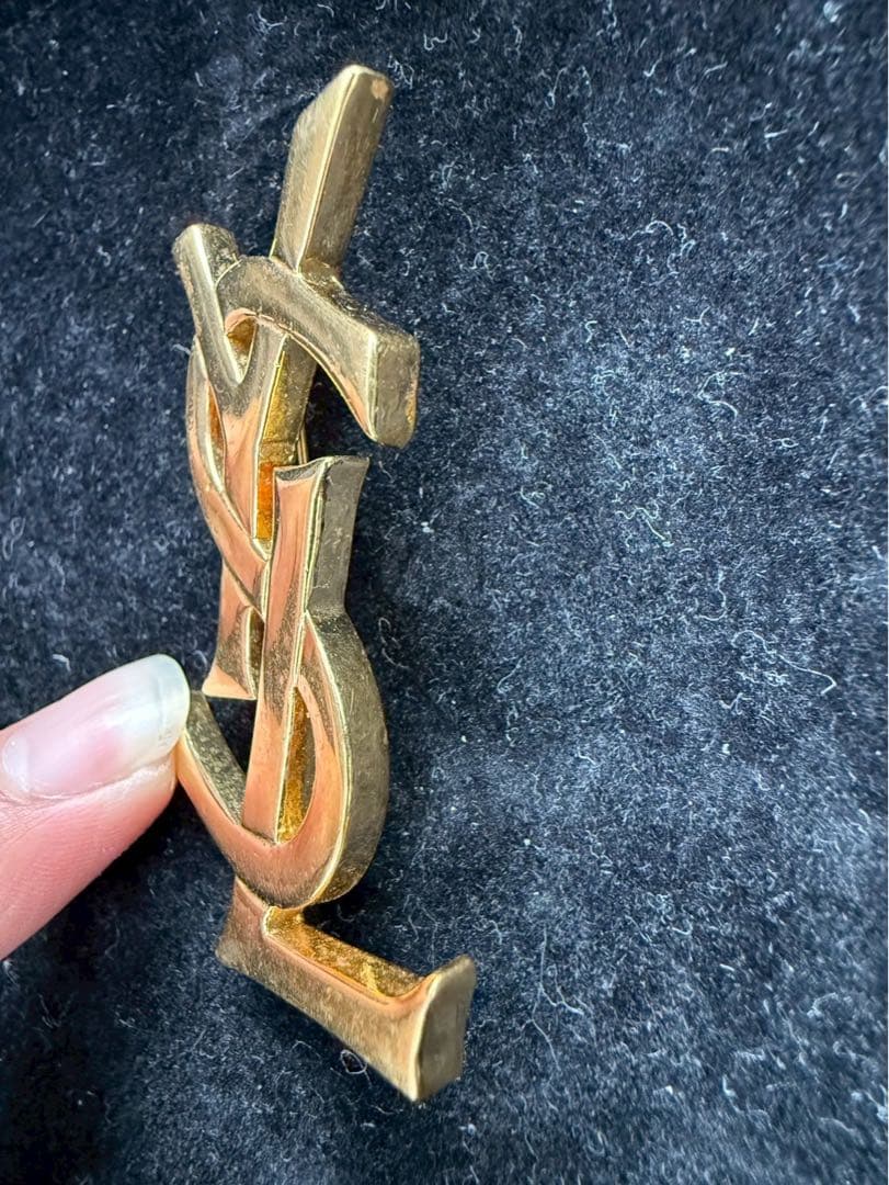 YVES SAINT LAURENT イブサンローラン ブローチ ロゴ 金色