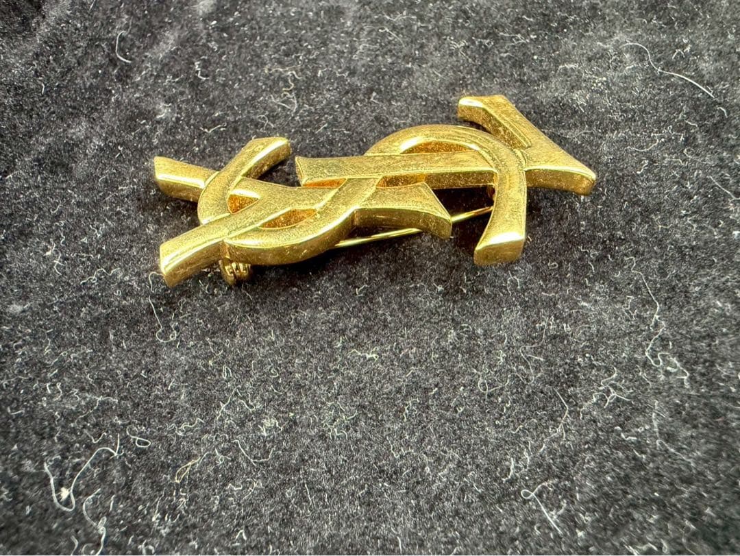 YVES SAINT LAURENT イブサンローラン ブローチ ロゴ 金色