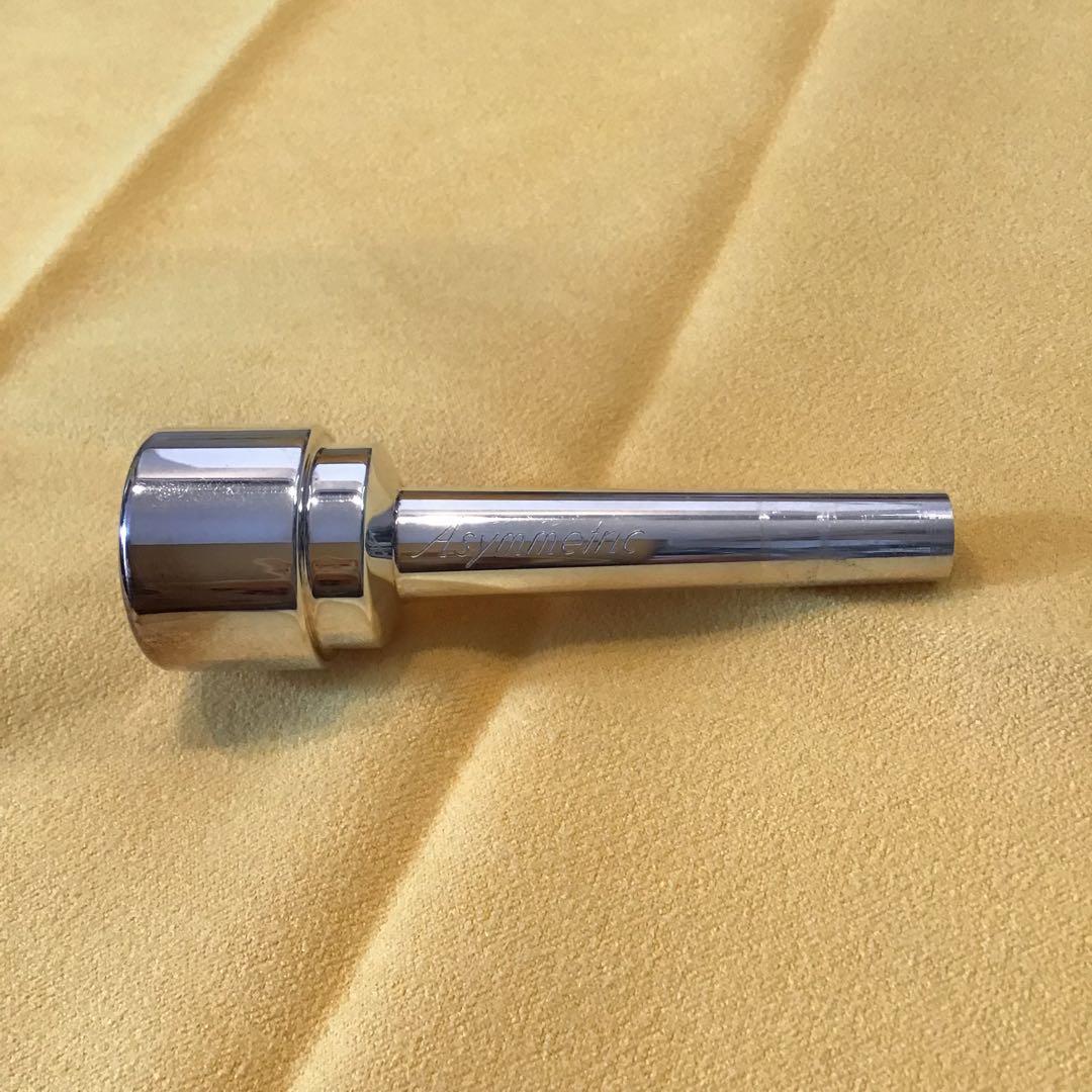a)アシンメトリック（Asymmetric）トランペットマウスピース