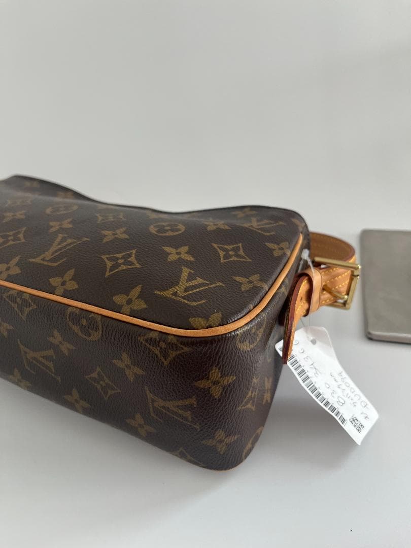 Louis VuittonモノグラムM51164ショルダーバッグ ヴィバシテMM