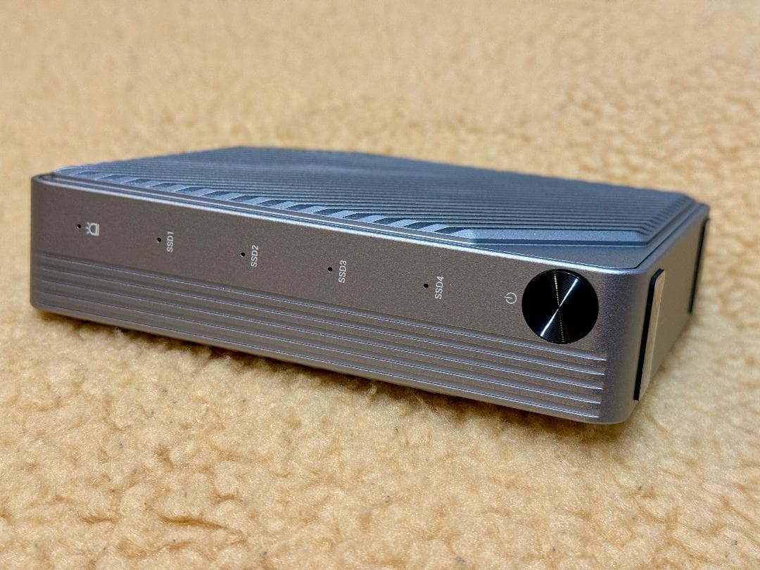 Acasis 4 Bay 40Gbps M.2 NVMe SSD ケース