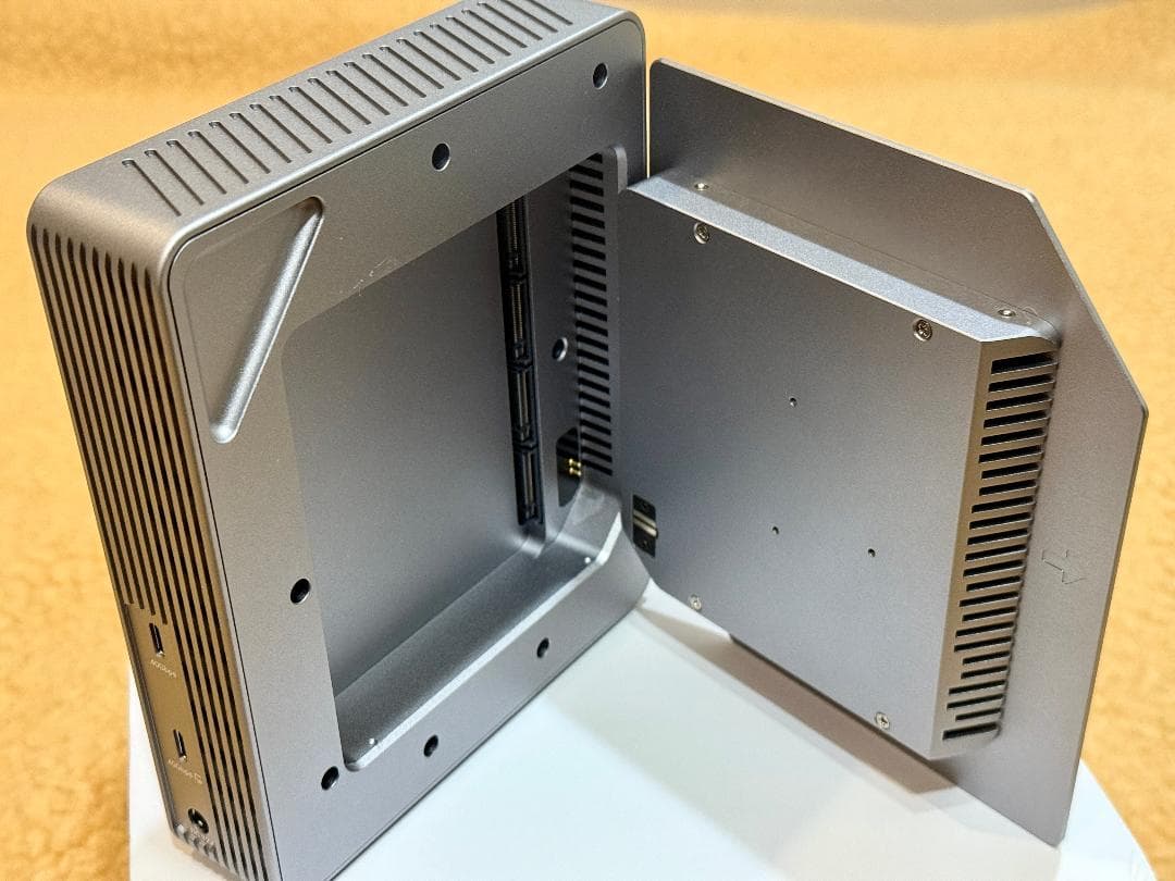 Acasis 4 Bay 40Gbps M.2 NVMe SSD ケース