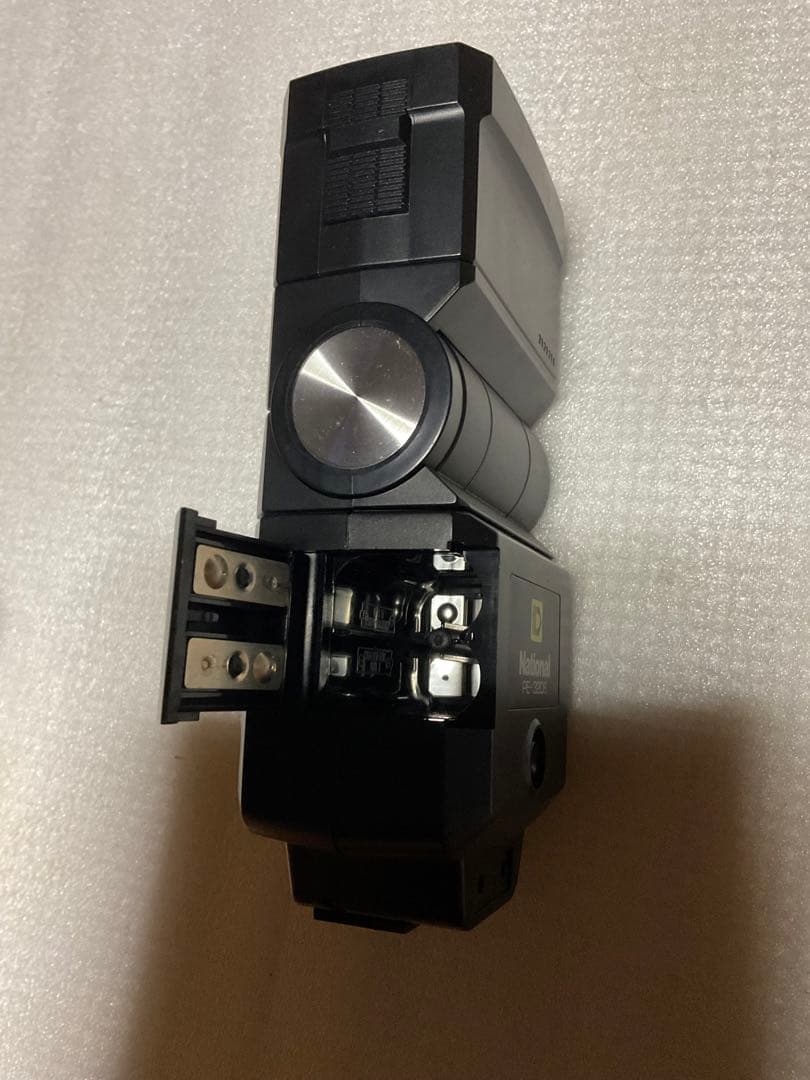 NIKOMAT・EL。一眼レフカメラ。ナショナルPE-32Sフラッシュ付き。