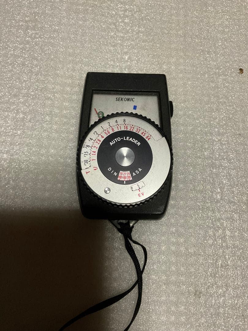 NIKOMAT・EL。一眼レフカメラ。ナショナルPE-32Sフラッシュ付き。