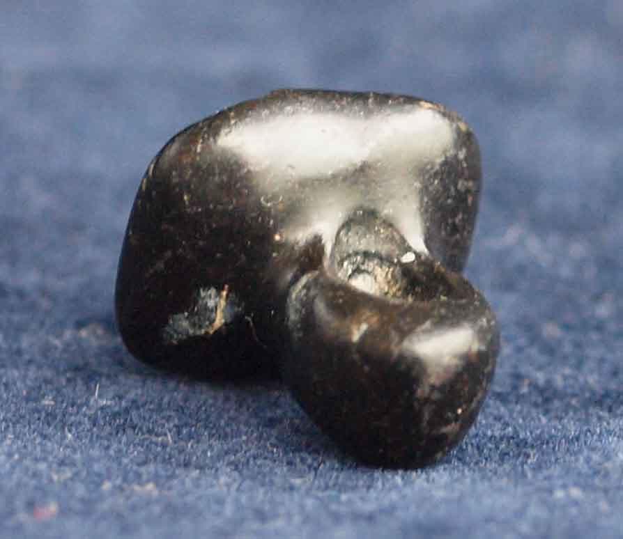 艶のある角型黒曜石に星と鹿を刻む、孔と取っ手付きスタンプ印章　古代近東印章事情