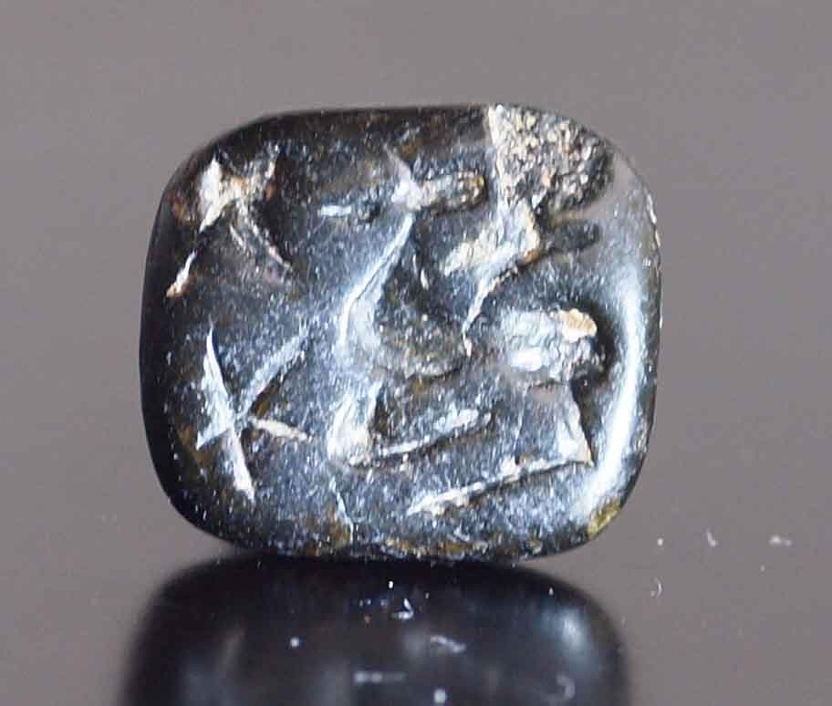 艶のある角型黒曜石に星と鹿を刻む、孔と取っ手付きスタンプ印章　古代近東印章事情