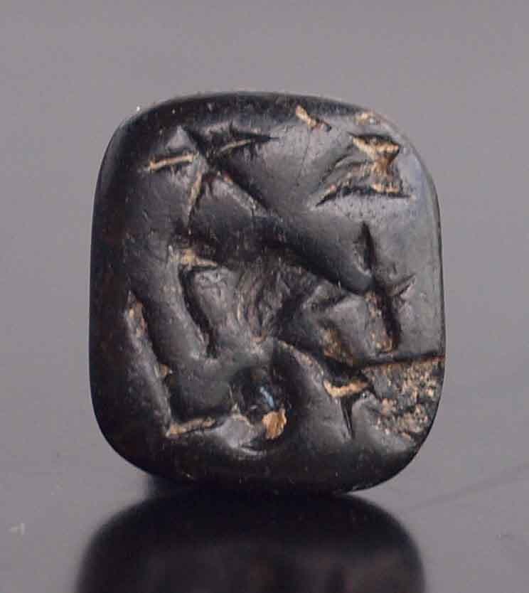 艶のある角型黒曜石に星と鹿を刻む、孔と取っ手付きスタンプ印章　古代近東印章事情