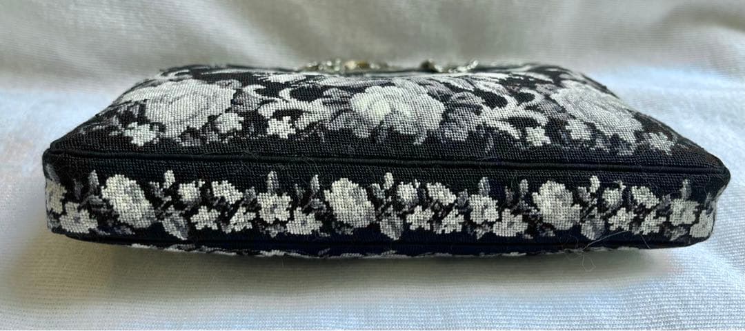 プチポワンバック　ニードルポイン 刺繍 アンティーク　モノクロ　ハンドバッグ