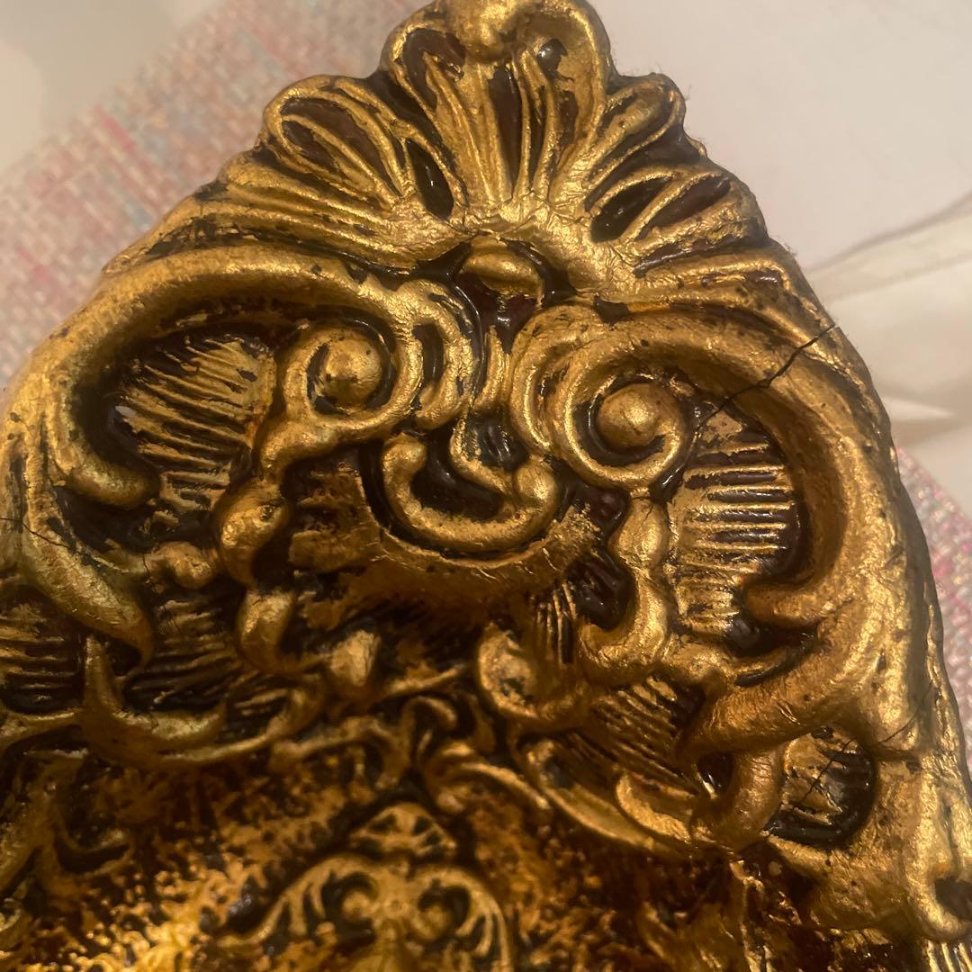 “読書する娘”の絵画 金色フレーム付き