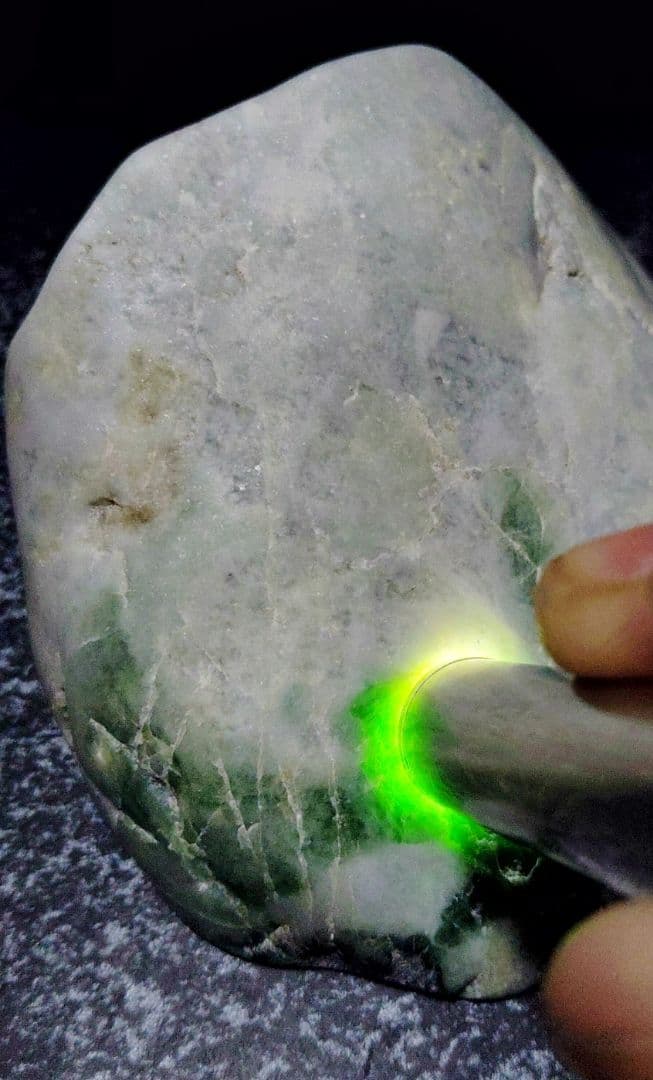 ★翡翠原石★糸魚川硬玉【底カット・ロウカン部有・379ｇ】