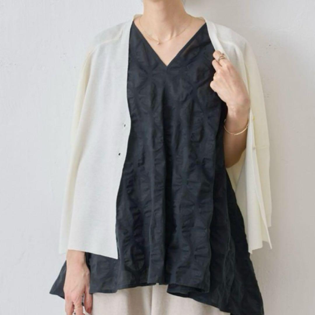 【最終価格】美品　BEARDSLEY ドットリップルノースリブラウス