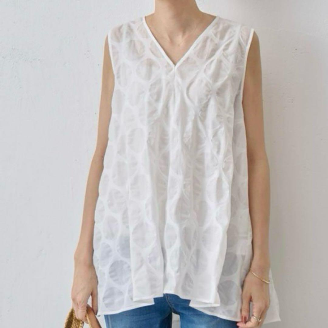 【最終価格】美品　BEARDSLEY ドットリップルノースリブラウス