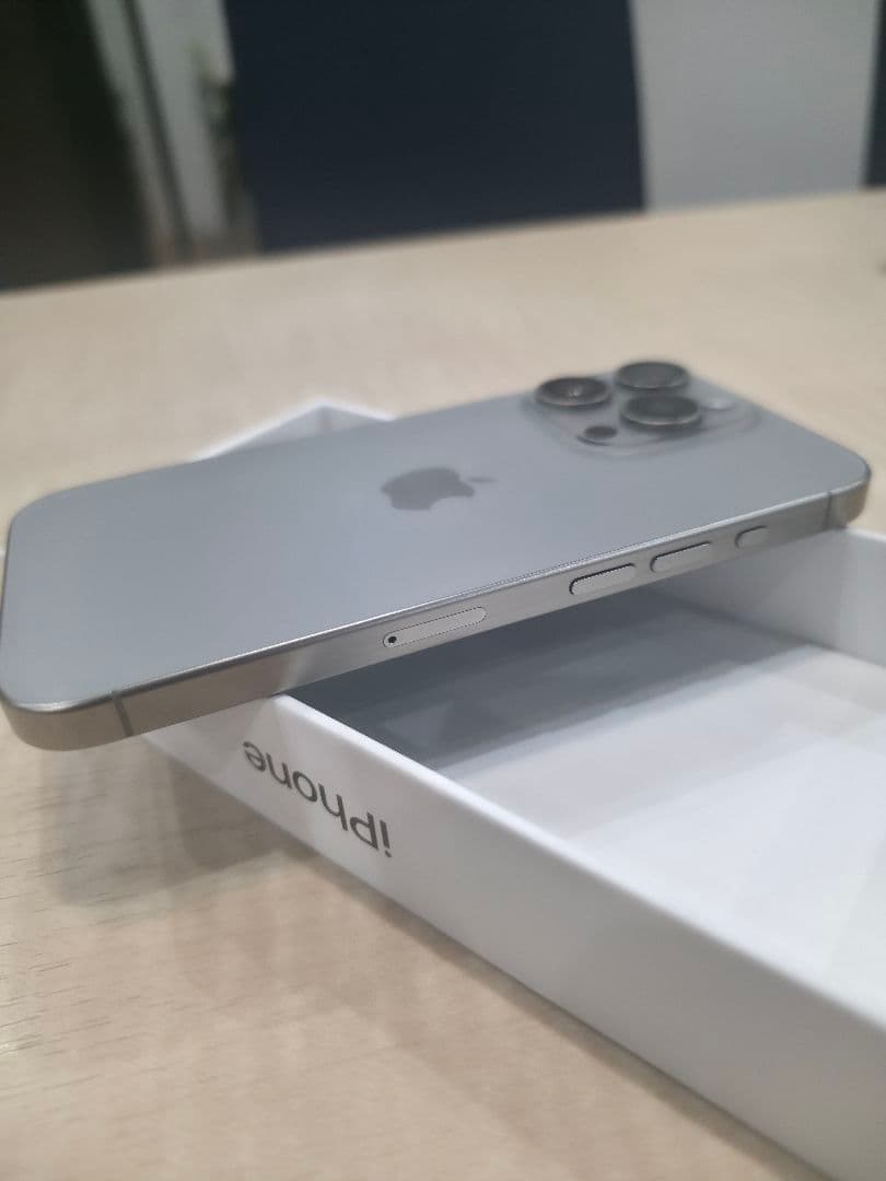 【極美品】iPhone 15 Pro 256GB ナチュラルチタニウム