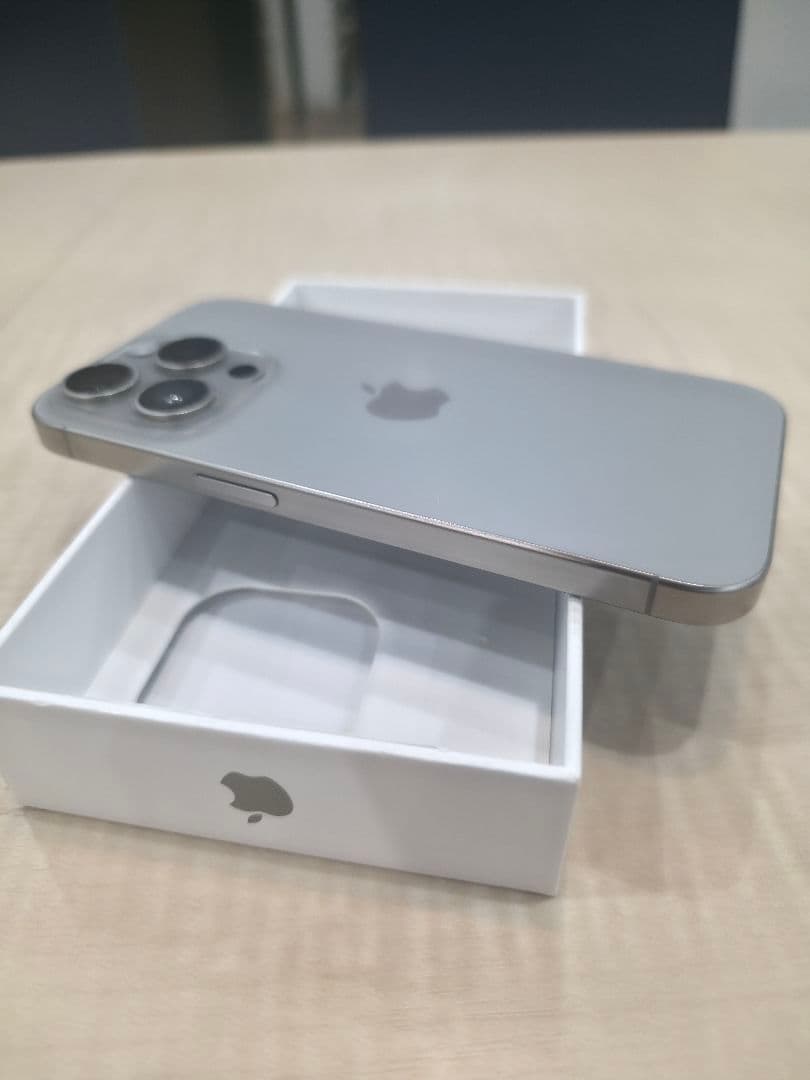 【極美品】iPhone 15 Pro 256GB ナチュラルチタニウム