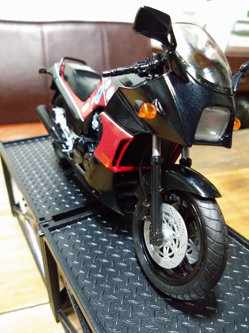 カワサキ　GPZ900R ニンジャ　1/12 　トップガンバージョン　完成品