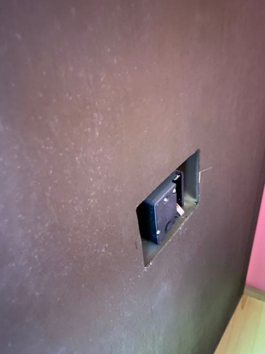 引っ越しの為、飾るスペースがなくお売りしたいです。 銅板の飾り画