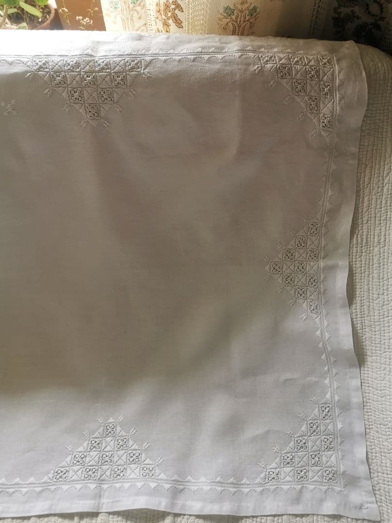 アンティーク ハーダンガー風 盛上げ＆透かし手刺繍クロス とろみのある上質リネン