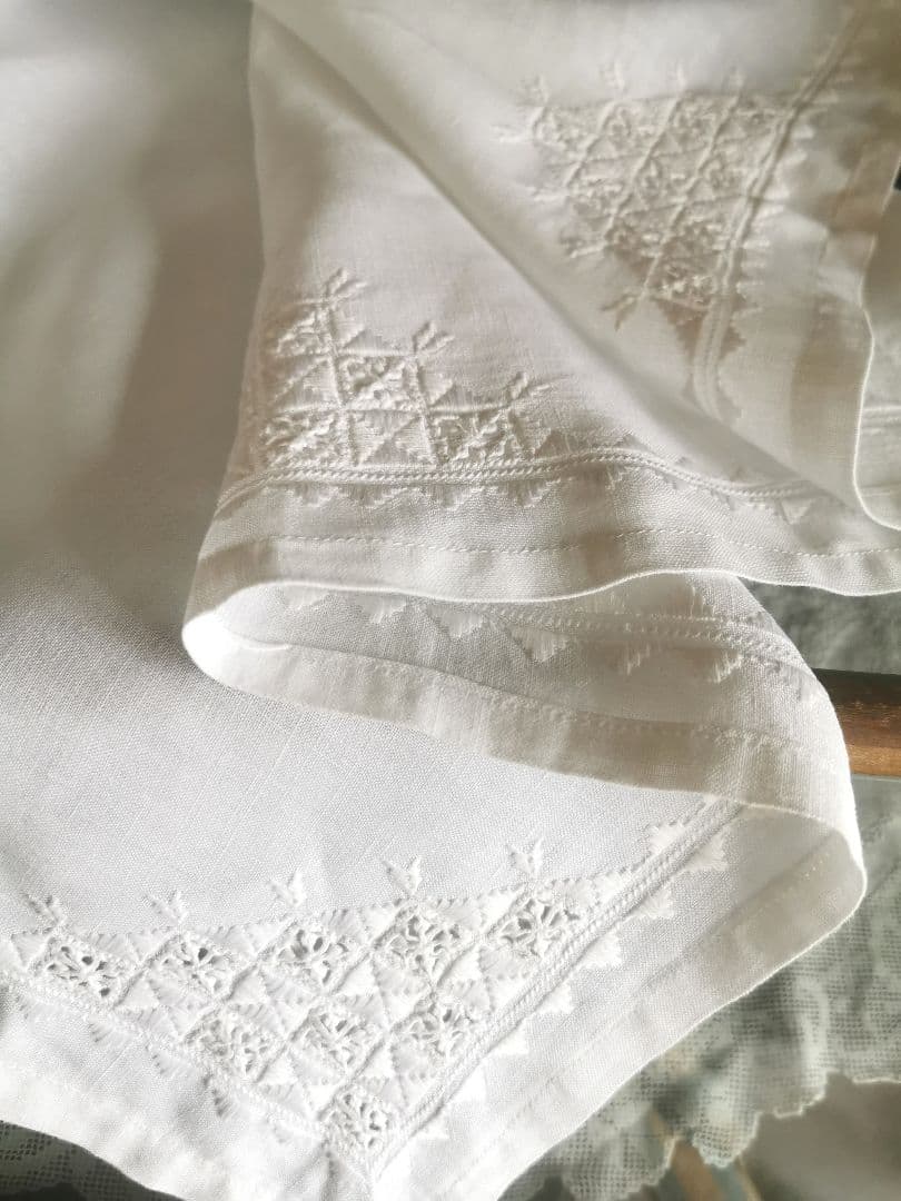 アンティーク ハーダンガー風 盛上げ＆透かし手刺繍クロス とろみのある上質リネン