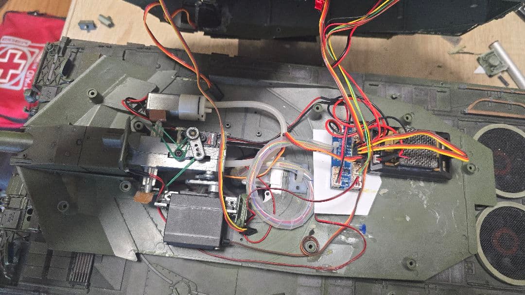 ラジコン 戦車1/16 レオパルド2A6 (Radiolink)