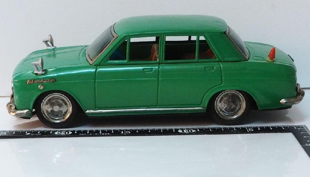 イチコー【ダットサン ブルーバード410ピニンファリーナ黄緑】ブリキ製ミニカー