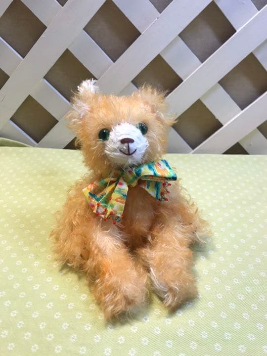 しっぽの長い座ったベア