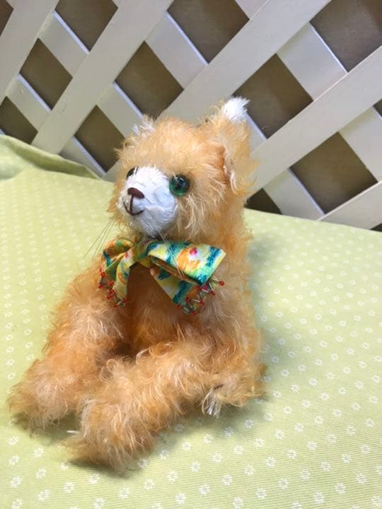 しっぽの長い座ったベア