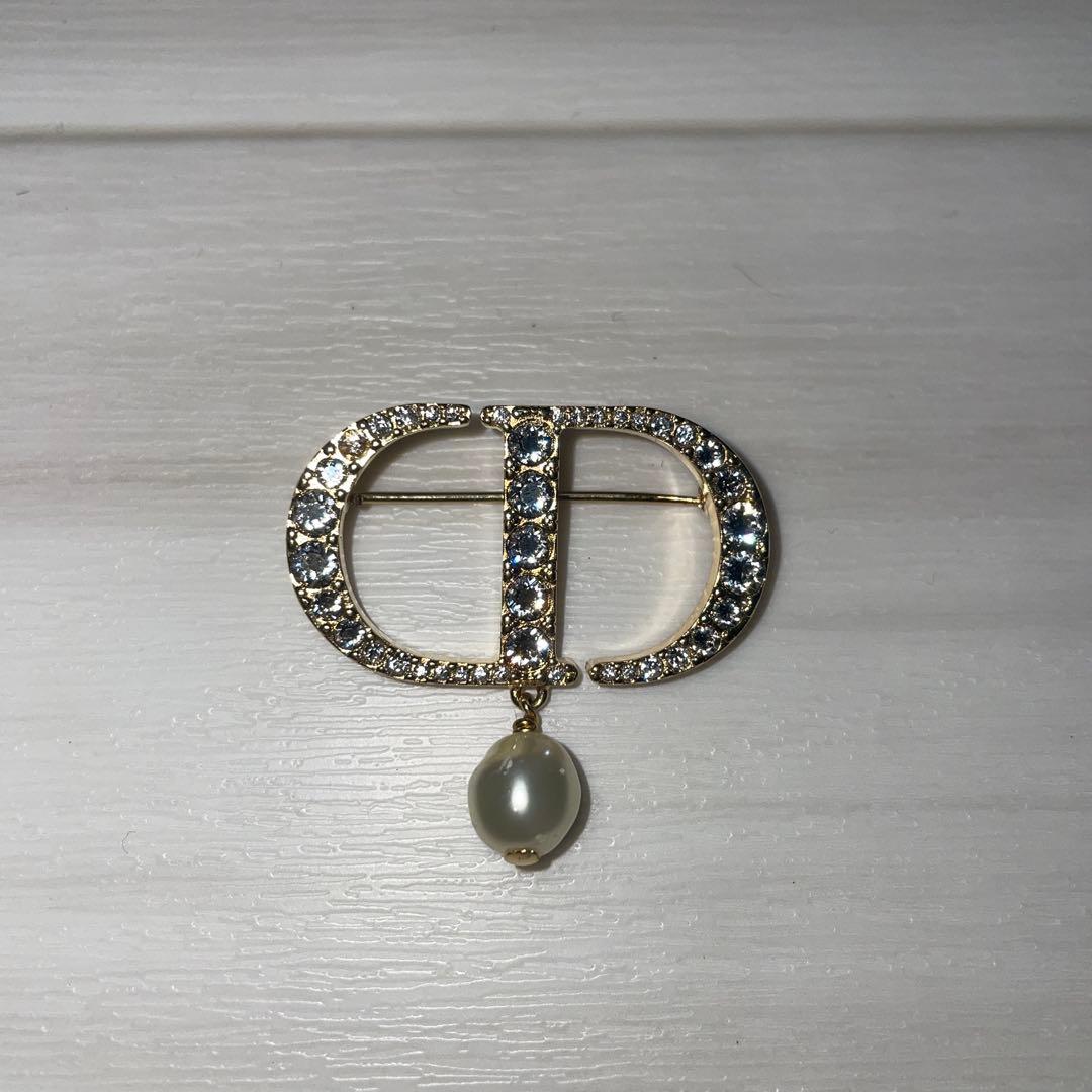 大人気ラグジュアリーブランド《ディオール》のブローチ