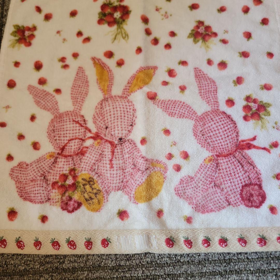 Pink House ウサギとイチゴのタオルハンカチ　新品未使用