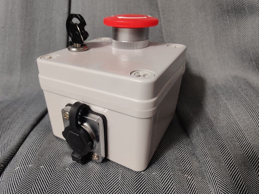 舞台レーザー機器用、緊急停止スイッチボックス鍵付き(E-Stop Box)試作品