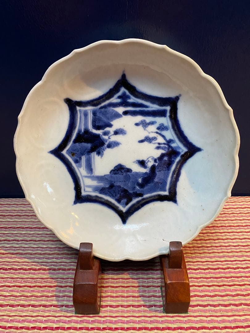 古伊万里　陽刻　染付　八角山水　指差す老人図柄　底印に蜻蛉　五寸皿