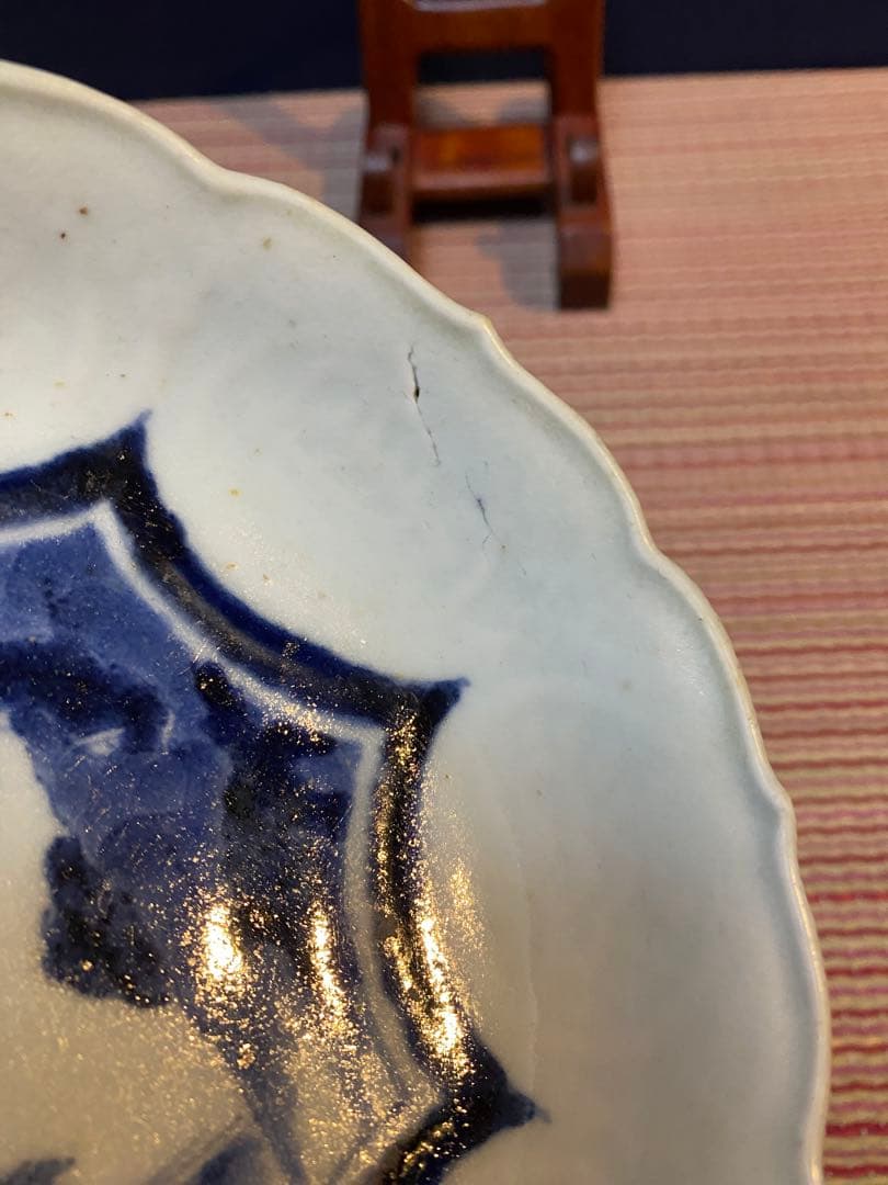 古伊万里　陽刻　染付　八角山水　指差す老人図柄　底印に蜻蛉　五寸皿