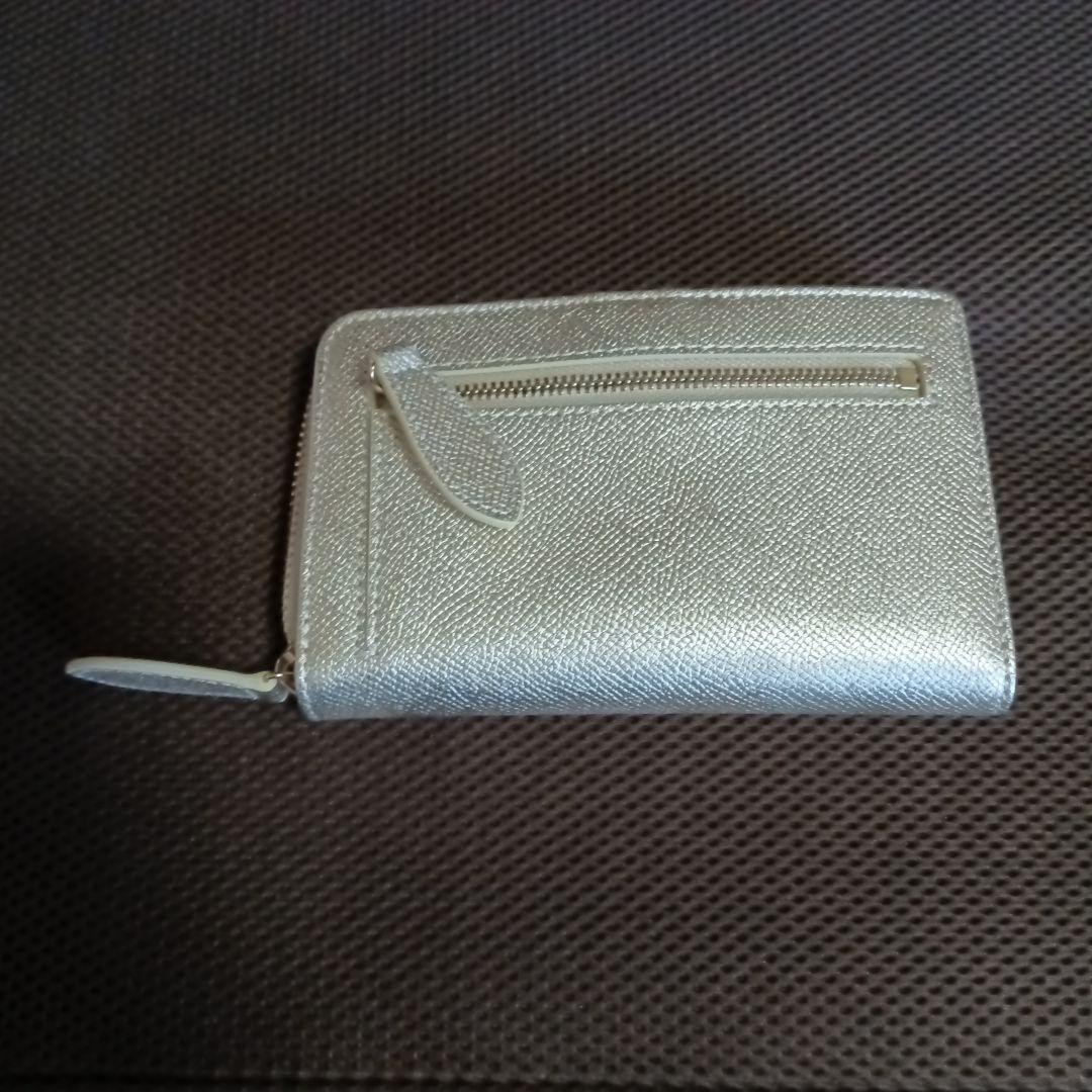 ディノスの牛革ミドルウォレット シャンパンゴールド