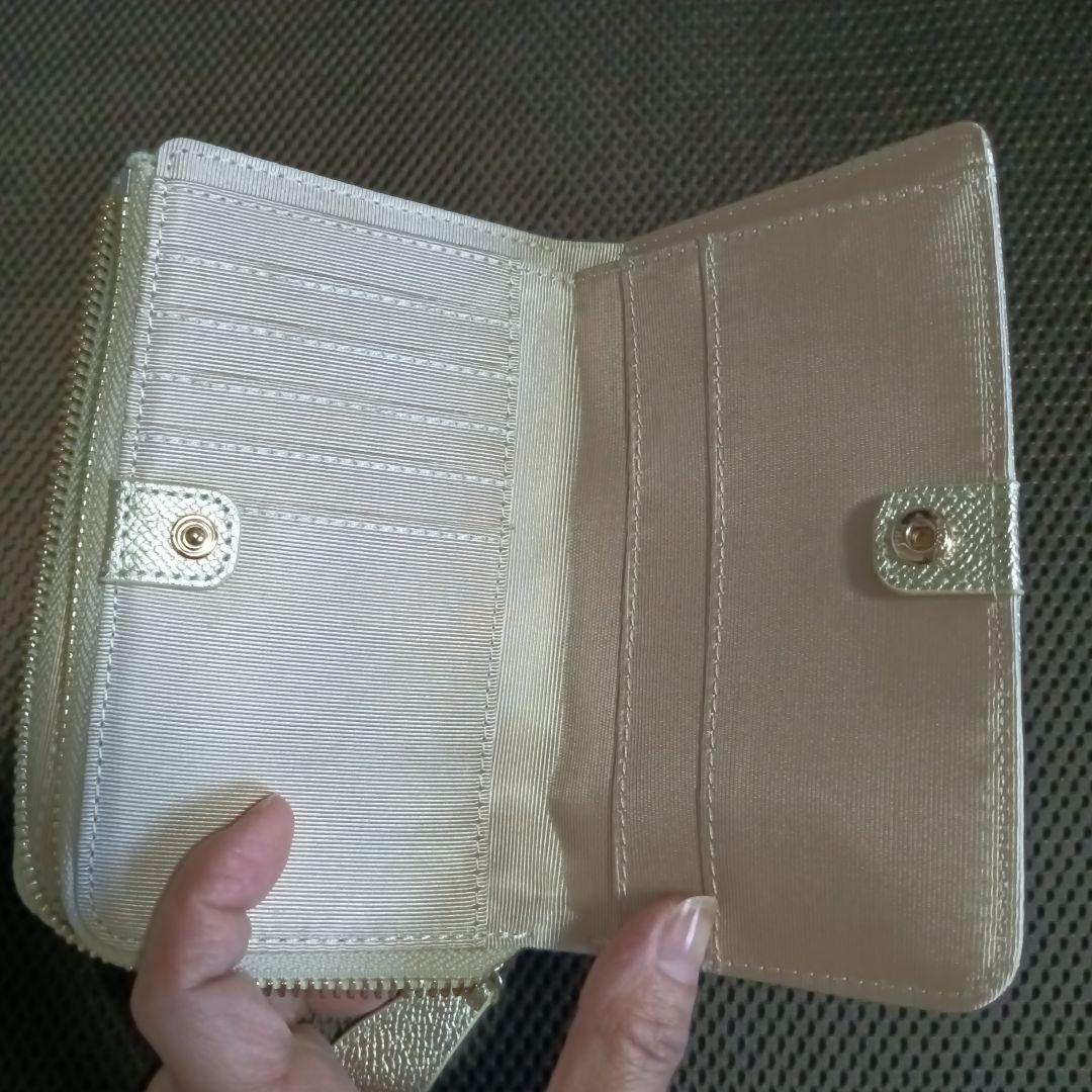 ディノスの牛革ミドルウォレット シャンパンゴールド