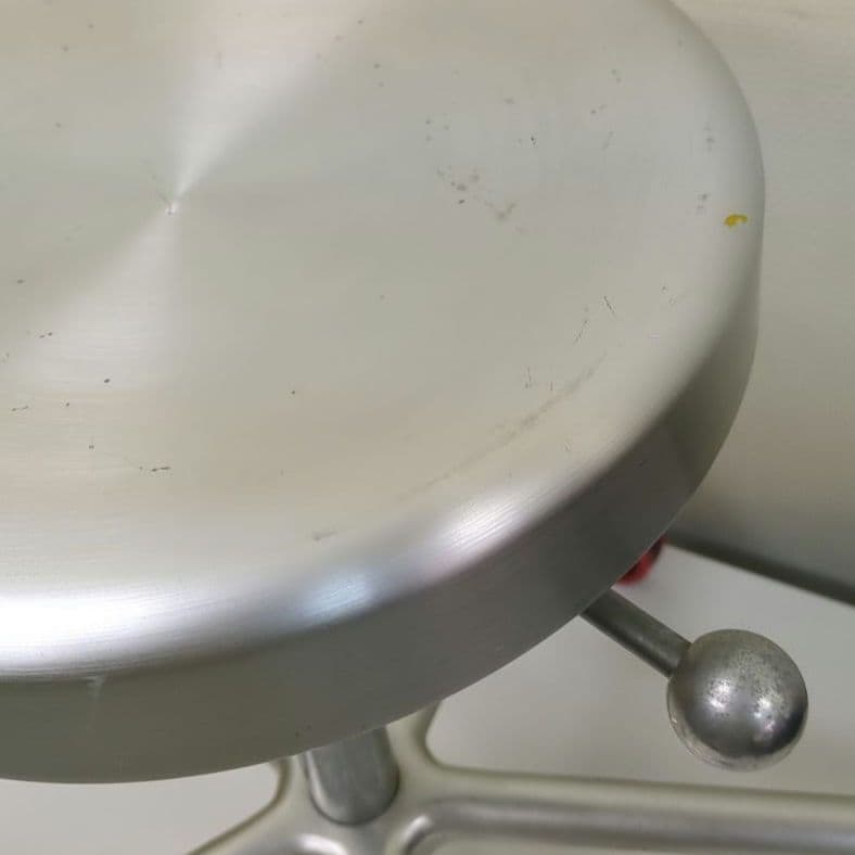 タカラベルモント アルミ Dスツール 赤キャスター