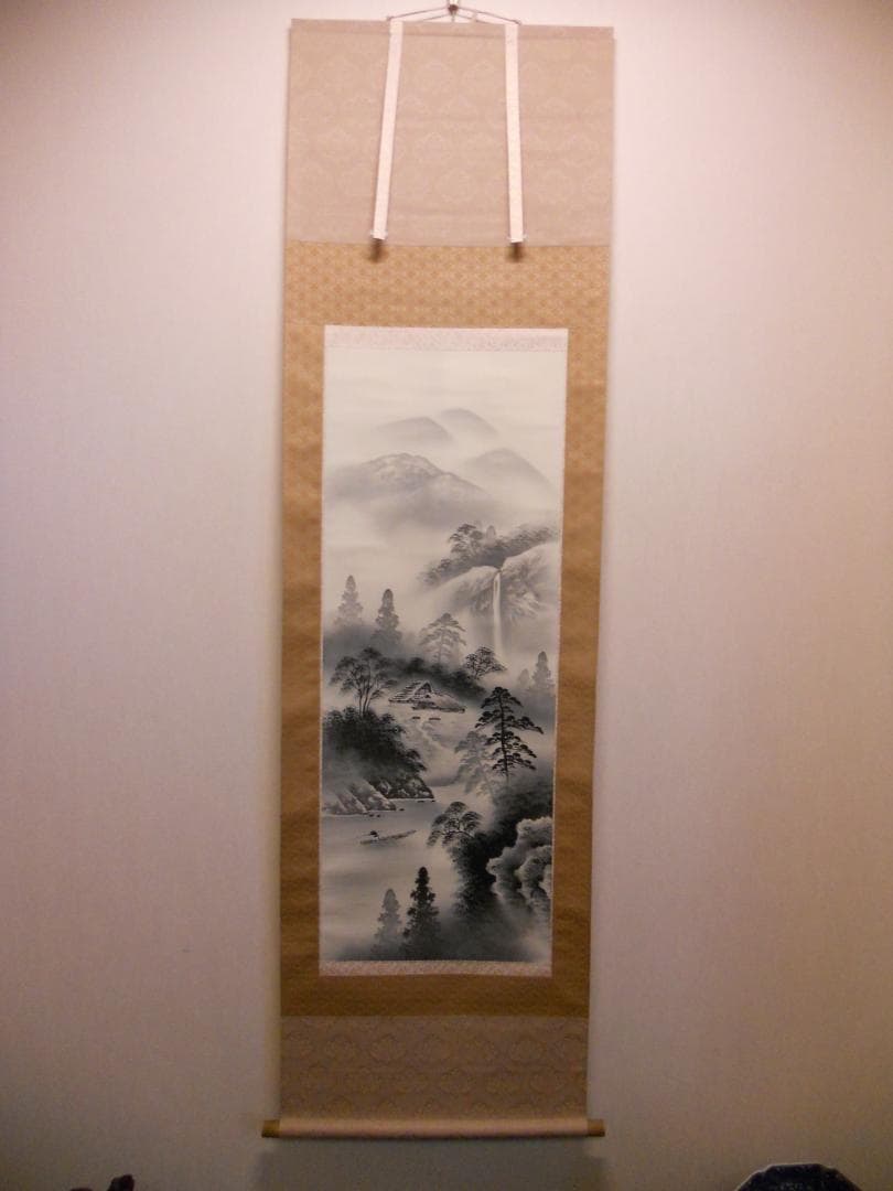 掛け軸 鈴木圭泉 水墨山水 絹本 希少 軸装 茶道具 掛軸 美品 です。