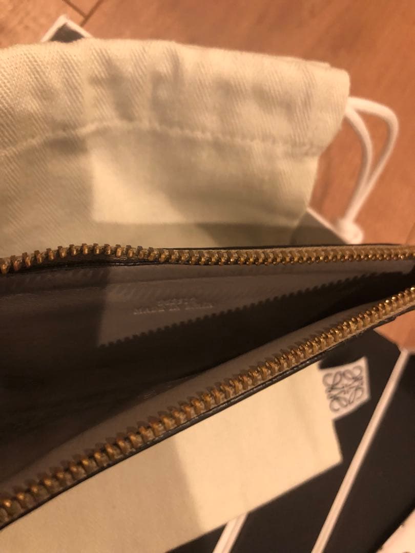 LOEWE オリーブグリーン ケース パース