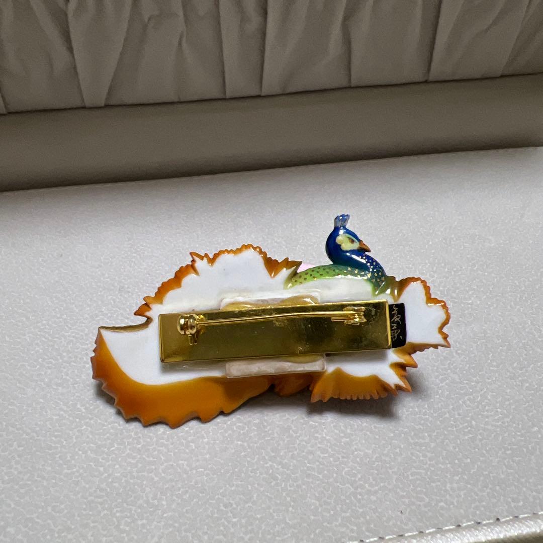 俊兼　孔雀と牡丹のブローチ