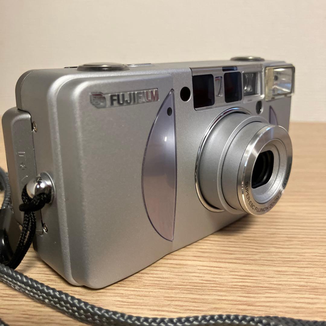 フィルムコンパクトカメラ FUJIGILM Silvi F2.8 ストラップ付