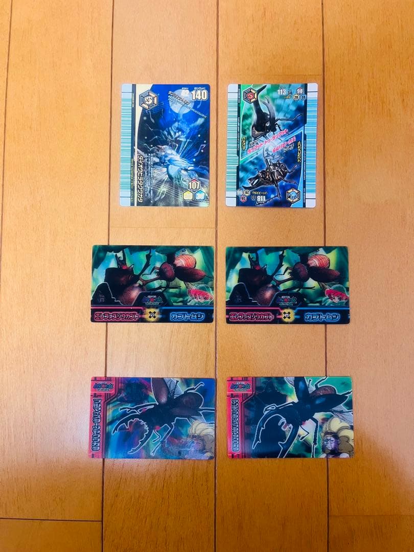 ムシキングのカード127枚と何かの特典のカード4枚とカードケースとシールのセット