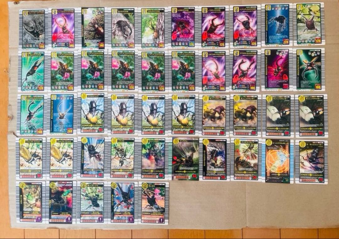 ムシキングのカード125枚とカードケース(一部セロハンで補強止有)とシールセット