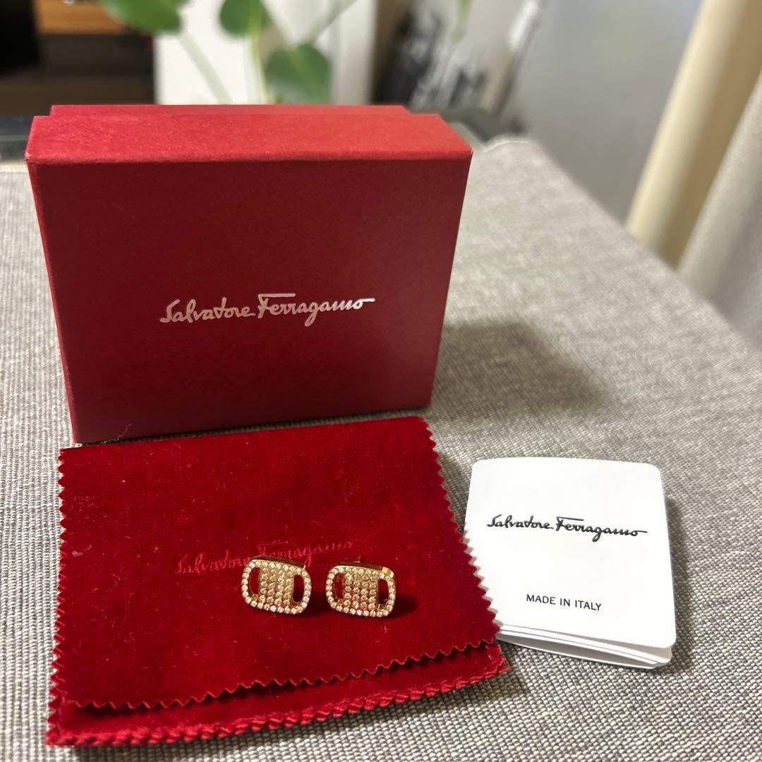 【未使用】SalvatoreFerragamoゴールドピアス