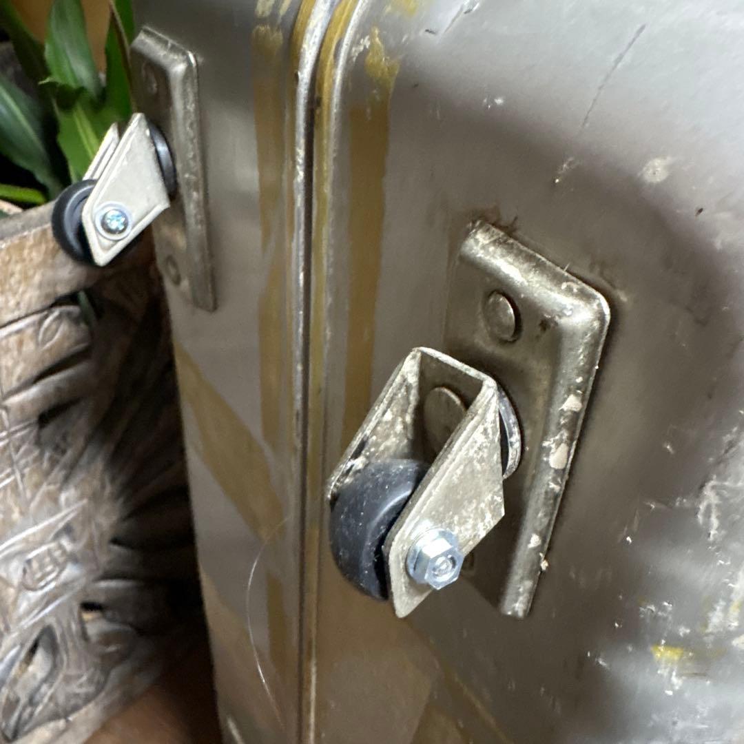 旅の雰囲気あり　格好いい大型　ゼロハリバートン　アルミ製スーツケース 車輪交換済