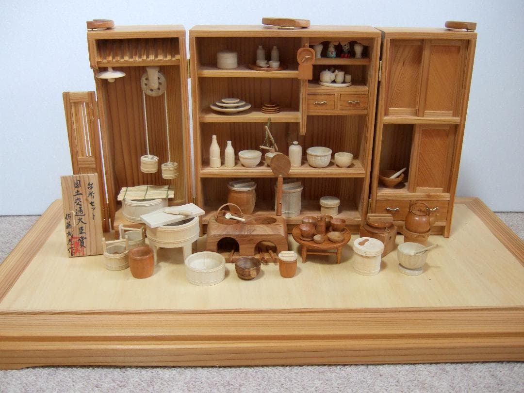 古い雛道具「台所セット」 ガラスケース付き / ミニチュア