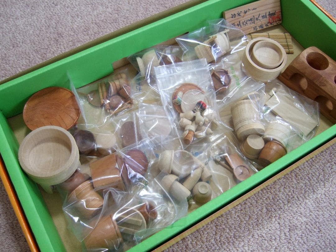 古い雛道具「台所セット」 ガラスケース付き / ミニチュア