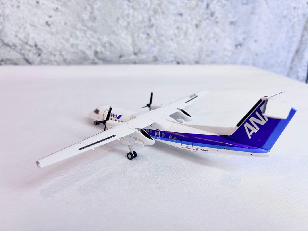ANA DHC-8-300型 JA801K ボンバルディア 1:200・Q300