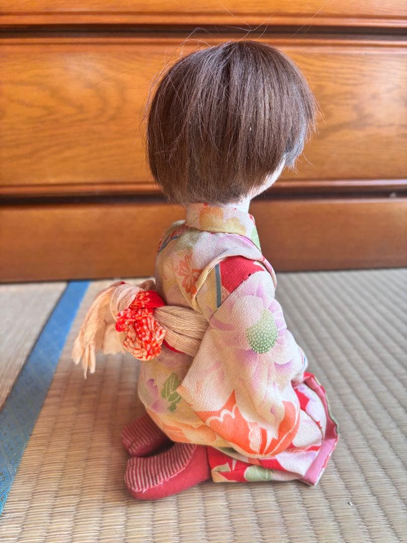 着物を着た人形（赤い花柄）　与勇輝