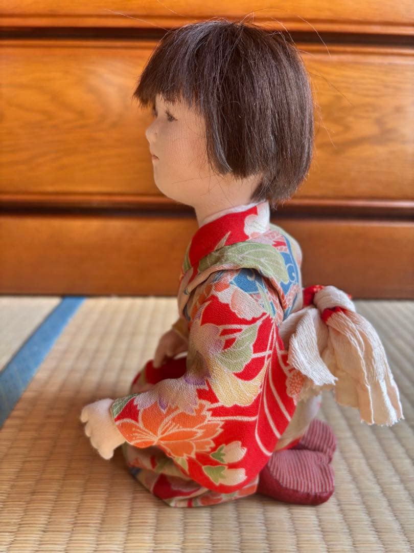 着物を着た人形（赤い花柄）　与勇輝
