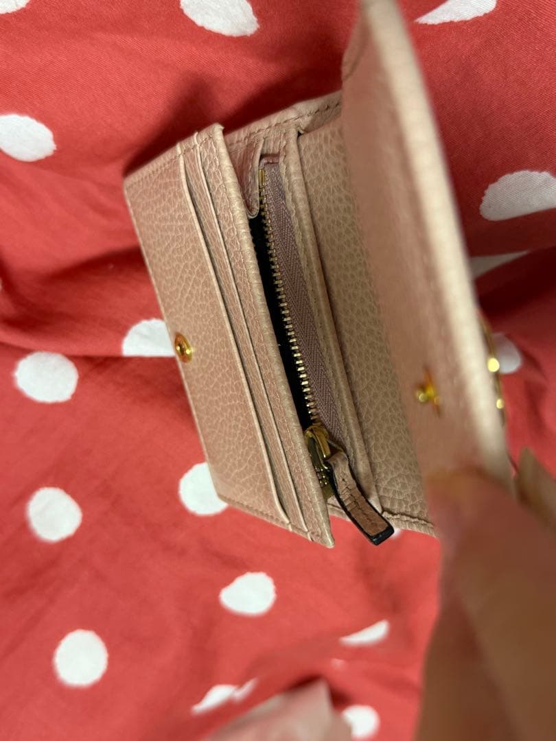 GUCCIロゴ付きピンク二つ折り財布