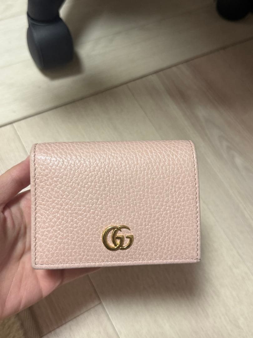 GUCCIロゴ付きピンク二つ折り財布