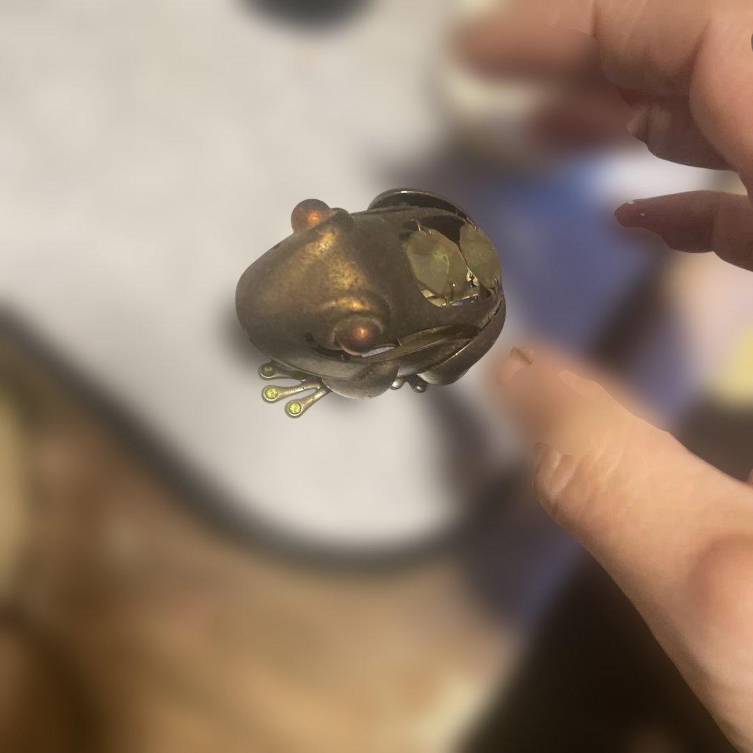 金属製カエルフィギュア